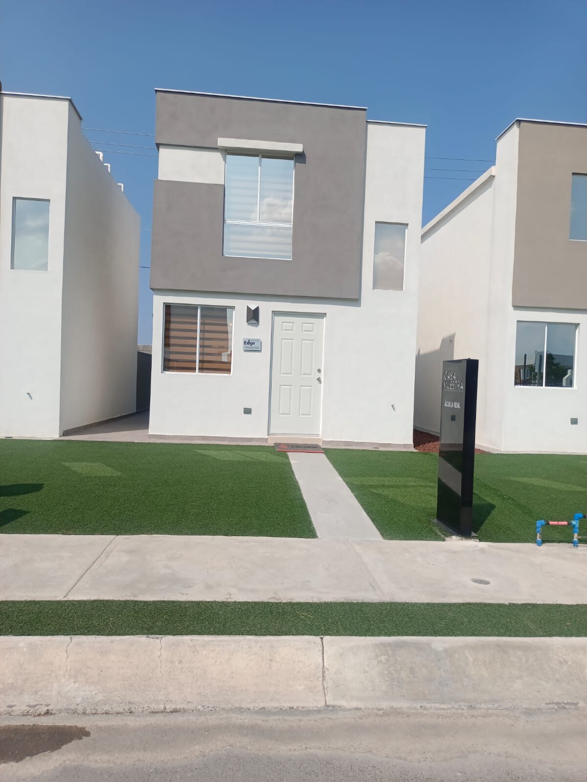 Casa muestra con jardín frontal y acceso privado