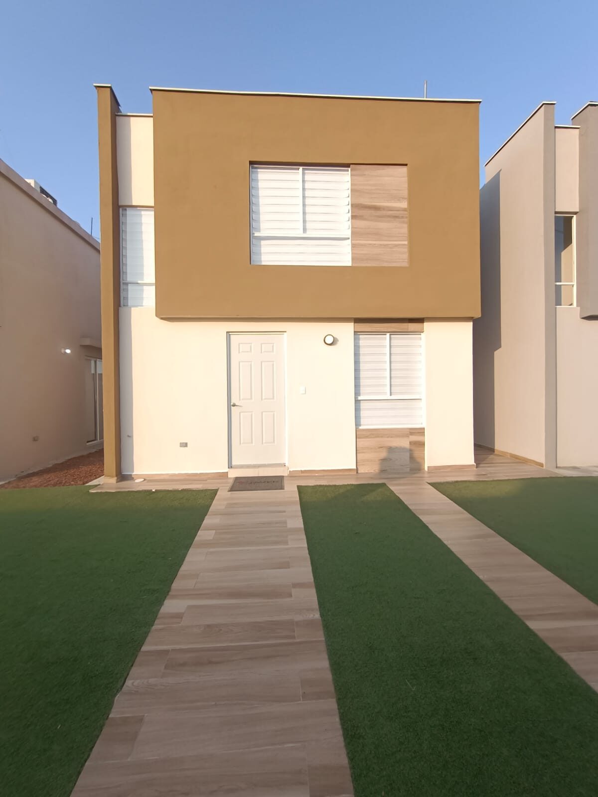Fachada de vivienda de dos plantas disponible para visitar