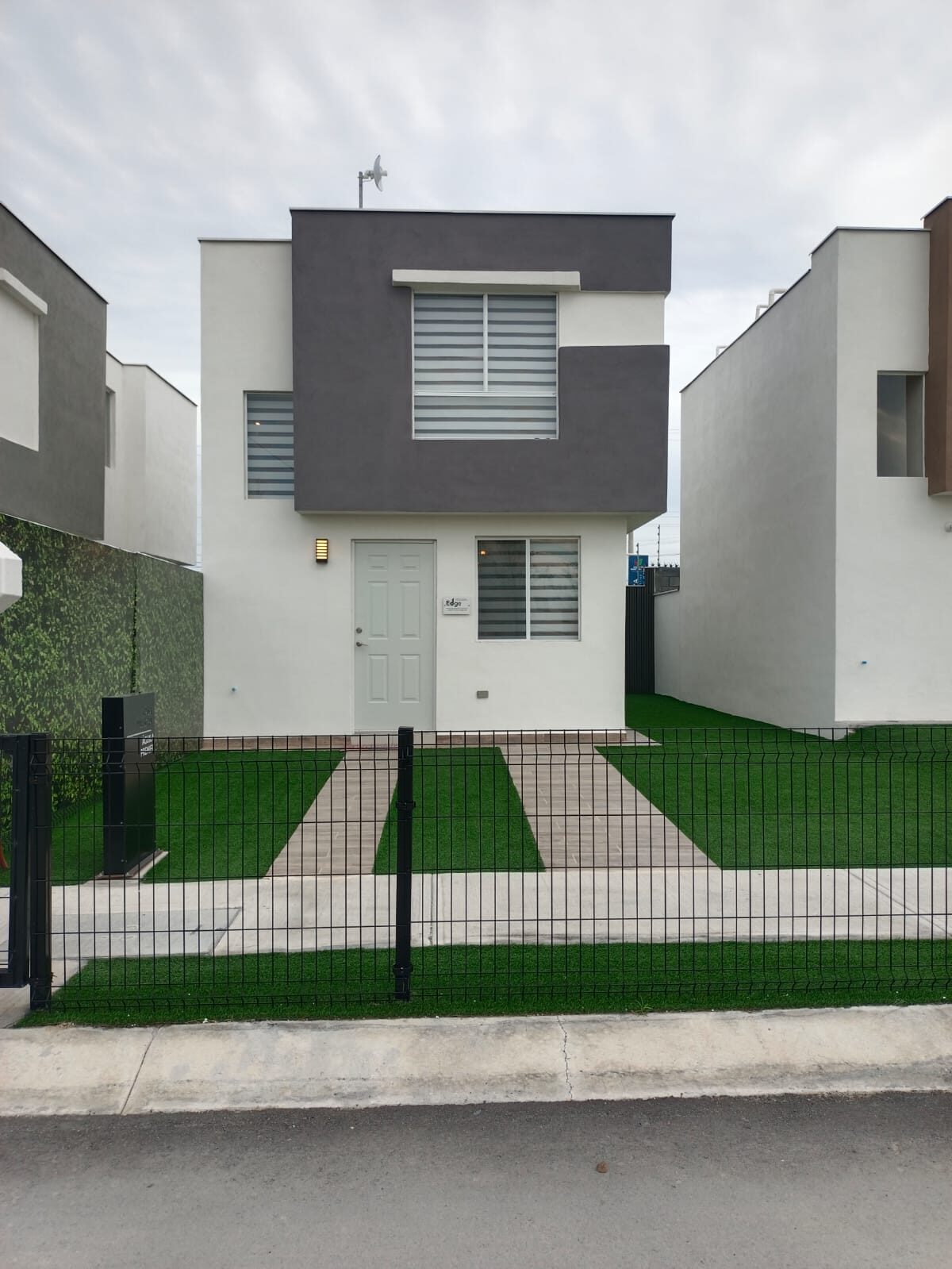 Fachada frontal de casa en privada residencial