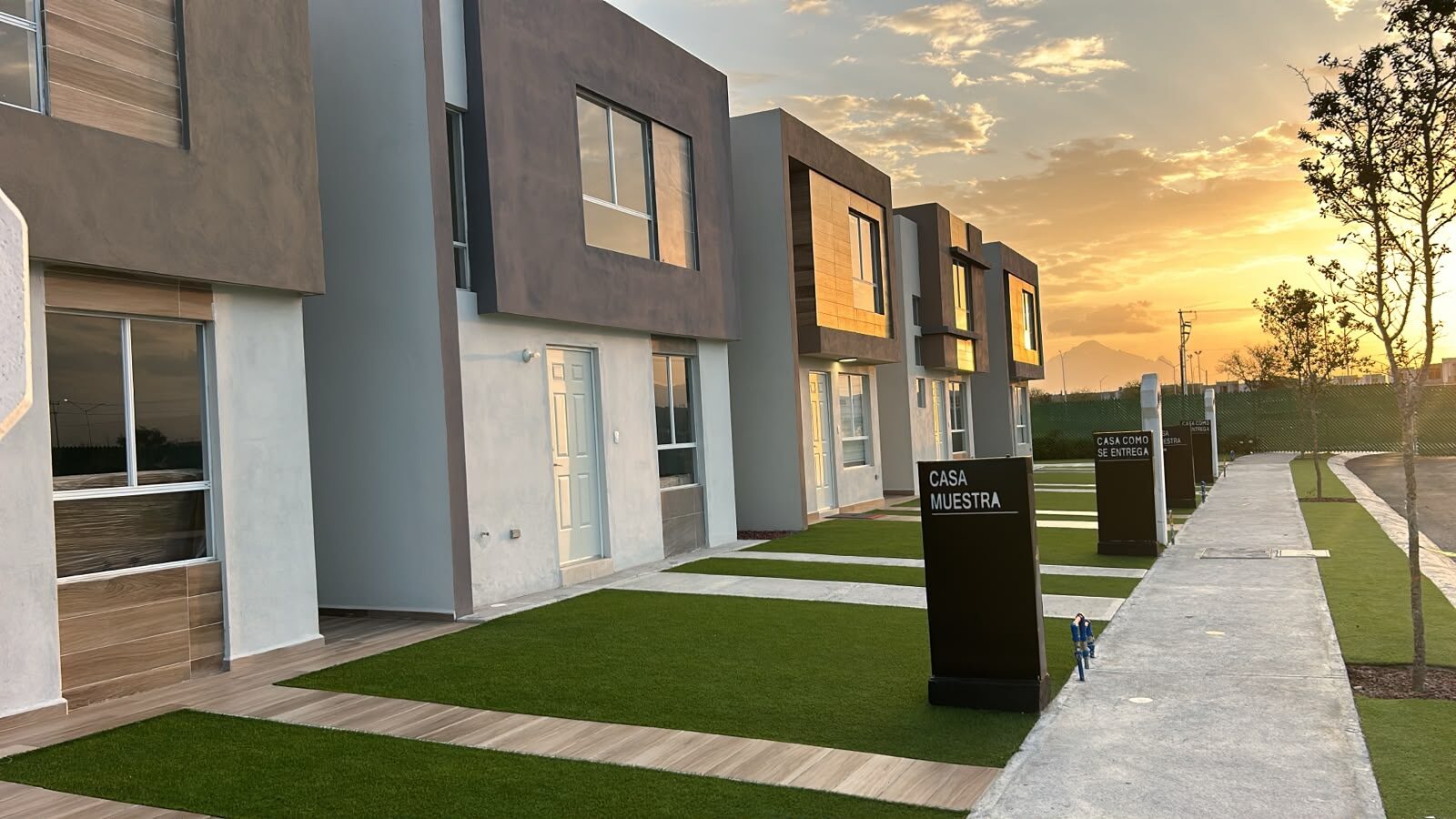 Privada residencial con viviendas modernas al atardecer