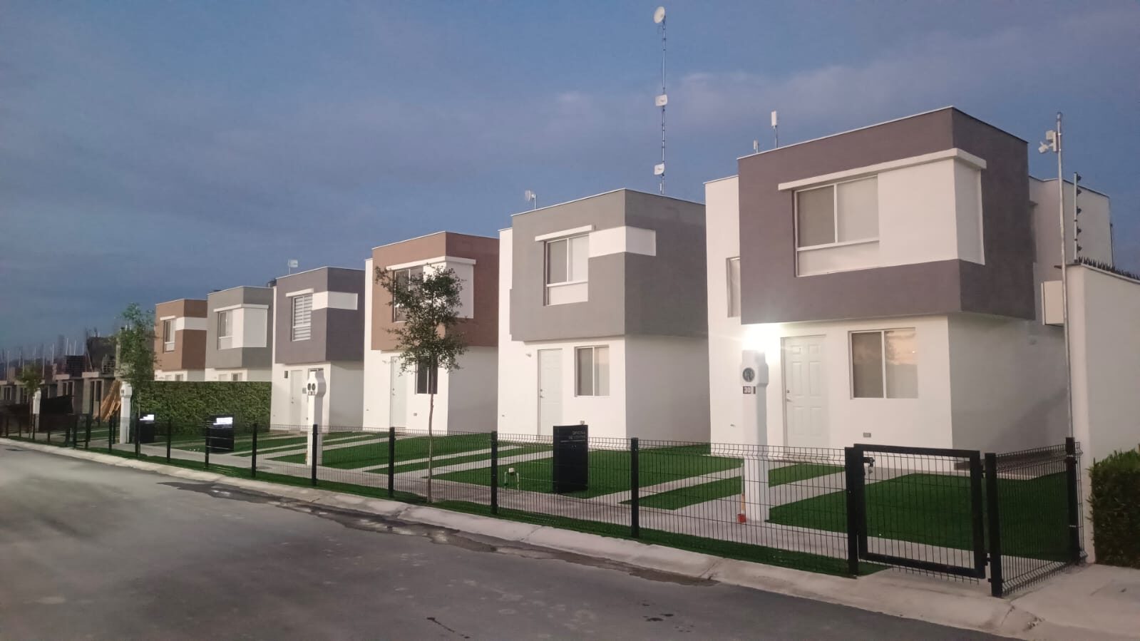Fila de viviendas modernas dentro de sector privado